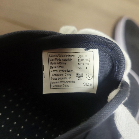 NWOT Navy size 6 American Eagle tennis shoes - Picture 3 of 4